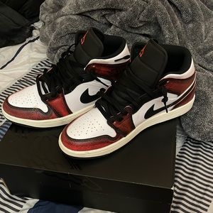 Air Jordan 1 Mid SE